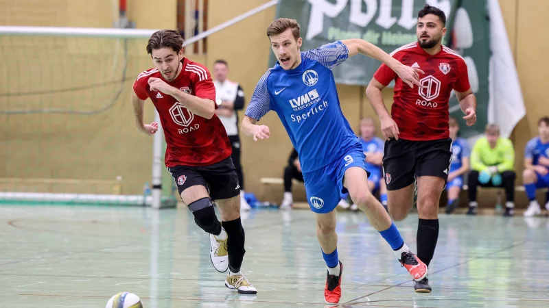 Lemgos Tjark Thore H&ouml;ftmann setzt sich gegen Azad Omar (rechts) und Edon Rexhepi vom FC Besa durch. - &copy; Paul Cohen