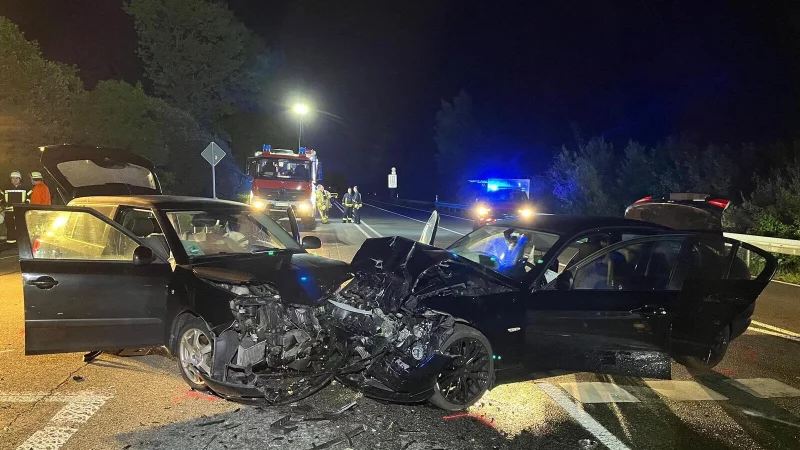 Beide Fahrzeuge wurden bei dem Frontalzusammenstoß schwer beschädigt. - © Polizei Höxter