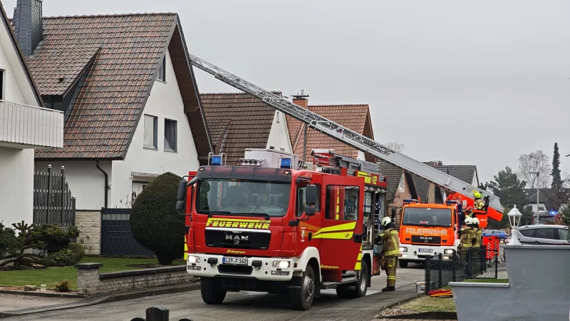 Im Ginsterweg brannte ein Kamin. - &copy; Bildrechte: Feuerwehr Schlangen