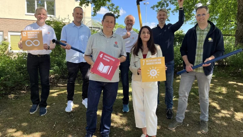 Die Initiatoren des Energieunterrichts freuen sich &uuml;ber den Erfolg. Mit den blauen und gelben Rohren bauen die Kinder w&auml;hrend des Unterrichts ein Energiesparhaus.
Energiesparhaus. - &copy; Kreis Lippe