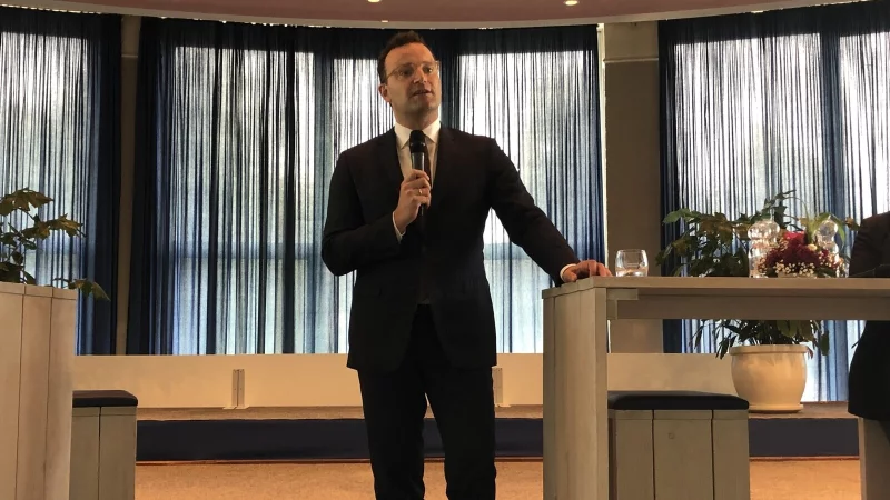 Es ist nicht der erste Besuch in Lippe: Hier spricht Jens Spahn im Sommer 2021 als damaliger Bundesgesundheitsminister im Salzufler Kurhaus vor etwa 120 Besuchern. Heute steht der frisch gew&auml;hlte Chef der CDU-Fraktion im Bundestag massiv in der Kritk. - &copy; Archivfoto: Sven Kienscherf