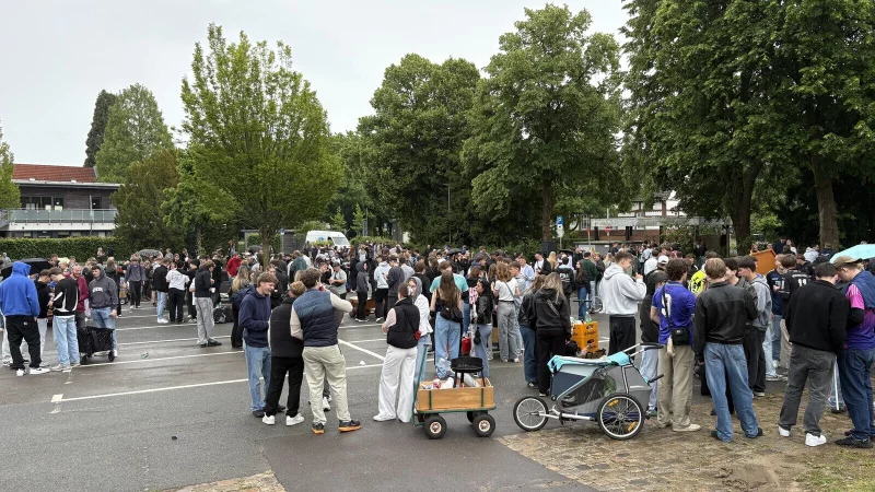 Es dauerte ein bisschen, dann füllte sich der Parkplatz Bleiche in Lemgo mit den Vatertagsausflüglern. Die Polizei verstärkte daraufhin die Präsenz. - © Foto: Jan Schillmann