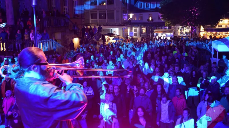 Die 35. Detmolder Sommerb&uuml;hne rockt den Marktplatz. Rund 2000 G&auml;ste feiern ausgelassen die Musik. - &copy; Thomas Kr&uuml;gler