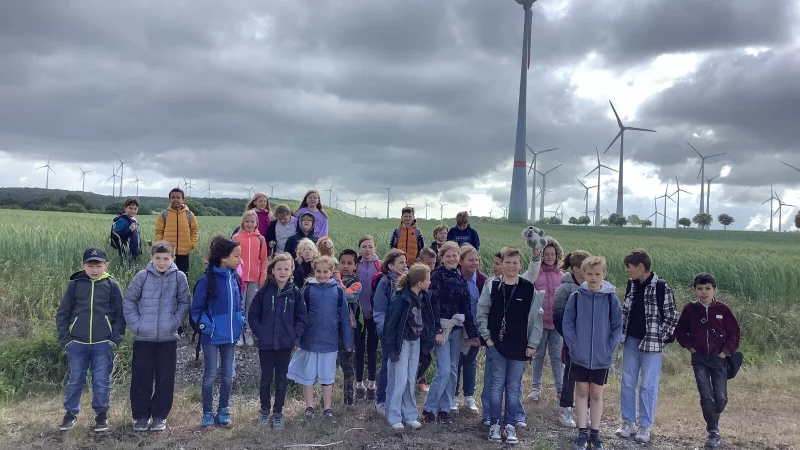 Die Schüler besuchen in Benhausen eine Windenergieanlage. - © Grundschule am Sennerand