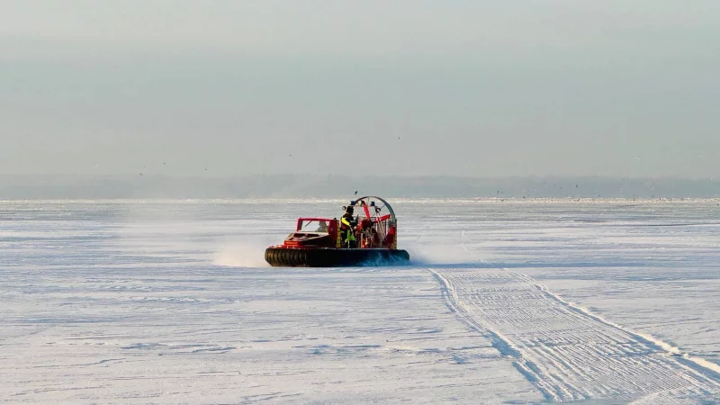 Mit dem Hovercraft fuhr die Feuerwehr Steinhude zu dem havarierten Eissegler am Ufer vor Mardorf. Foto: - &copy; Ruven Rintelmann / Feuerwehr Wunstorf