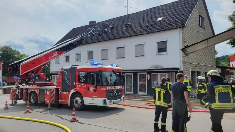 Einsatz für die Extertaler Feuerwehr in der Bahnhofstraße. - © Vasco Stemmer