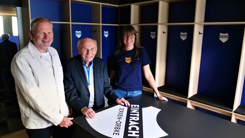 Staunen über das Bundesligaflair in der umgebauten Kabine: SVE-Vorsitzender Peter Keißelt (von links), Bruno Oehl und Jasmin Waninger. - © Jörg Hagemann