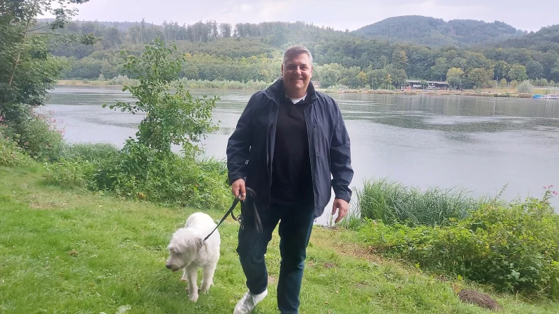 Marc Beckmeier genießt die Spaziergänge mit Hund "Happy" an der Staumauer am Schiedersee. Dort komme er zur Ruhe, sagt der 48-Jährige. - © Michaela Weiße