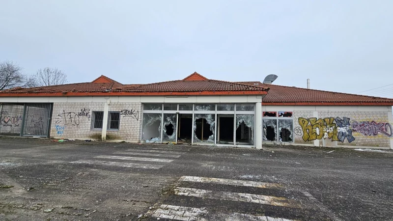 Der alte Rewe ist inzwischen nur noch eine Ruine. - © Archivfoto: Astrid Sewing