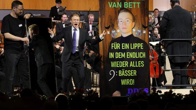 Will Lippe Detmold wieder gro&szlig; machen: Mark Grishin brilliert als B&uuml;rgermeister in der Oper "Zar und Zimmermann" mit dem Hochschulorchester unter Leitung von Florian Ludwig. - &copy; Thomas Kr&uuml;gler