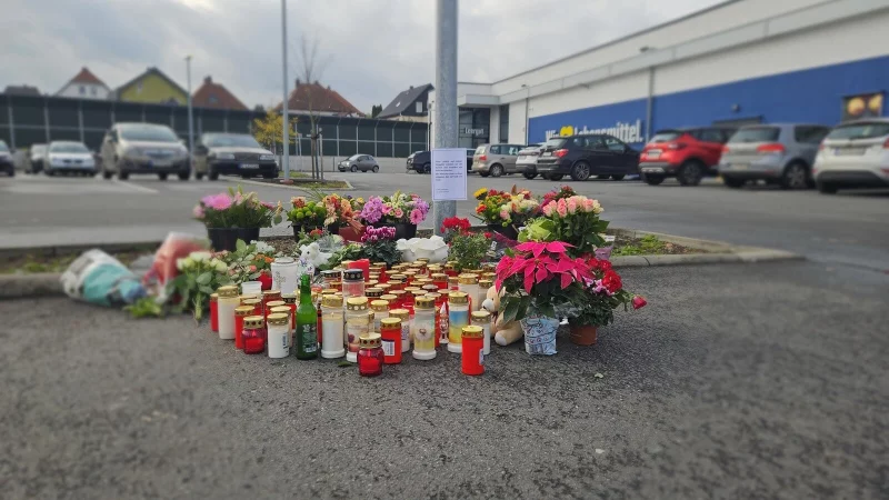 Die Trauer um den getöteten 16-Jährigen aus Lemgo ist auch am Mittwoch anhand von Blumen und Grablichtern auf dem Parkplatz des Edekas in Lemgo zu erkennen. - © Janet König