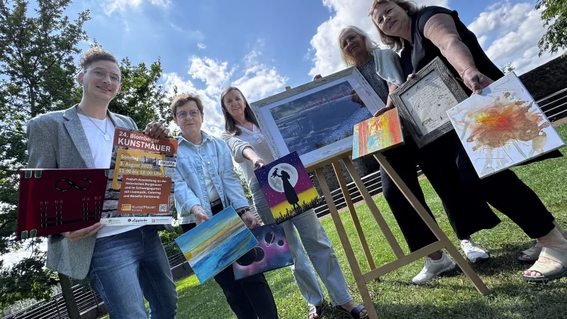 Sie freuen sich auf die 24. Ausgabe der Kunstmauer: Gesch&auml;ftsstellenleiter Niclas Begemann-Frerk (von links), Karin Siesenop, Beatrix Schr&ouml;der von SOS-Beratung und Treffpunkt, Ute Radeck und Sabine K&uuml;hne. - &copy; Andr&eacute; K&ouml;ller