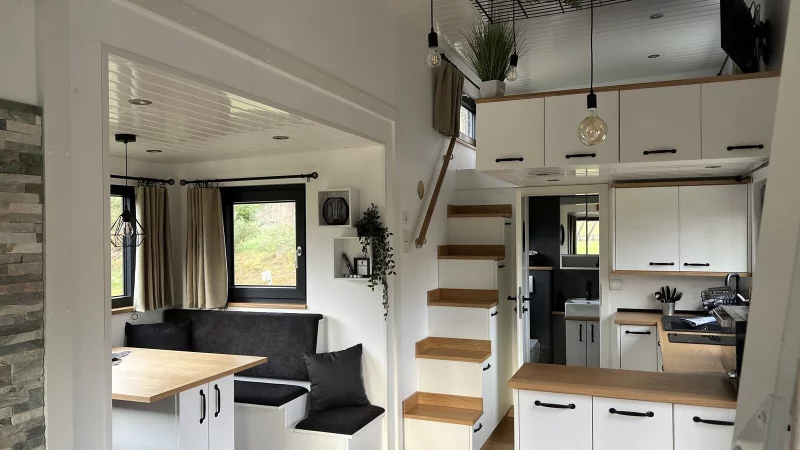 Alles hat seinen Platz: Innen überrascht das Minihaus mit einer Menge Licht und viel Platz. - © Menzel GmbH