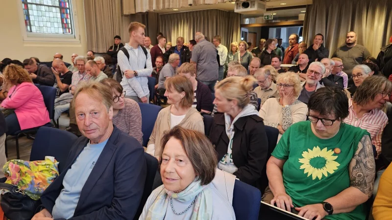 Das Bürgerhaus am Clara-Ernst-Platz war rappelvoll, das Interesse am Wahlausschuss und seiner Entscheidung groß. Am Ende stimmte dieser mit Mehrheit dafür, Uwe Detert (AfD) nicht als Bürgermeister-Kandidat zuzulassen. - © Astrid Sewing