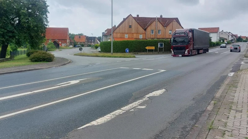 Damit es im Bereich der Kreuzung Ostwestfalenstraße/Detmolder Straße nicht zu gefährlichen Situationen kommt, wird hier künftig eine Ampel den Verkehrsfluss regeln. - © Michaela Weiße