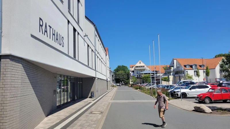Bisher wehen nur an ausgew&auml;hlten Tagen Fahnen vor dem Lagenser Rathaus. Das soll sich nun &auml;ndern. - &copy; Vasco Stemmer
