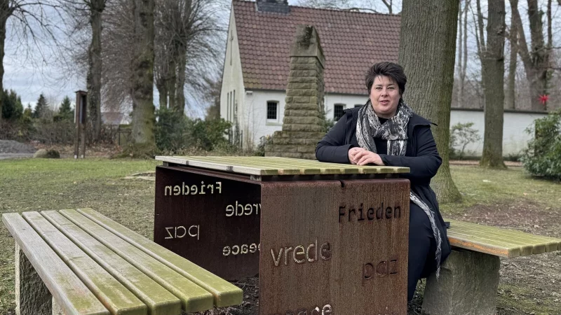 Lieblingsecke: Britta Kleinew&auml;chter auf der Sitzgruppe neben dem Ehrenmal, deren Design ihre Idee war. - &copy; Sandra Castrup