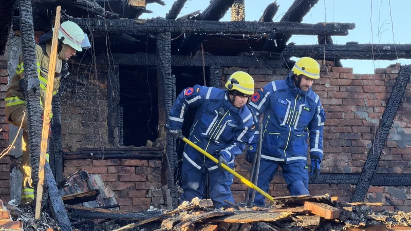 Vorsichtig hatten Einsatzkr&auml;fte des THW den Schutt abger&auml;umt. - &copy; Die Blaulichtfotografen