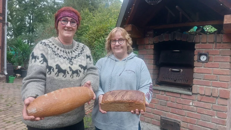 Auf dem Martini-Markt wird es auf dem Hof von Anja Queren-Büker (links) frisch gebackenes Brot aus dem Holzofen geben. Marktleiterin Iris Null freut sich über das neue Angebot. - © Michaela Weiße