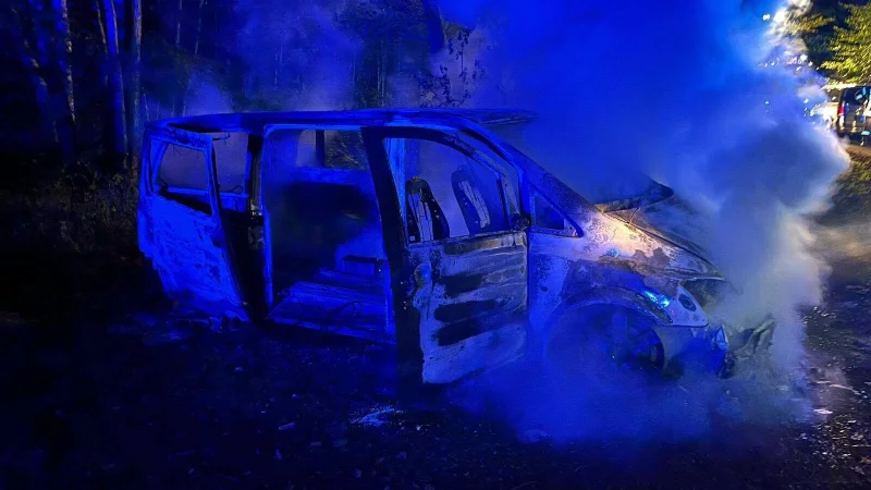 Der Wagen brennt lichterloh, als die Einsatzkräfte eintreffen. - © Freiwillige Feuerwehr Kalletal