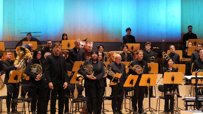 Sinfonischer Blechbläserglanz in schillernden Farben: Die hfmBrass und Blechbläser des Landestheaters Detmold brillieren im Konzerthaus unter Leitung von Generalmusiker Per-Otto Johansson. - © Thomas Krügler