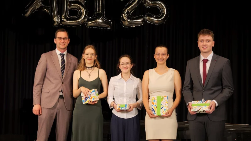 Bürgermeister Matthias Kalkreuter (von links) überreicht Buchpreise der Stadt Lage an die Jahrgangsbesten Alisa Stuckmann (1,0), Florentine Eline Skopp (1,4), Mirja Wöhrmann und Vincent Flentge (beide 1,6). - © Thomas Krügler
