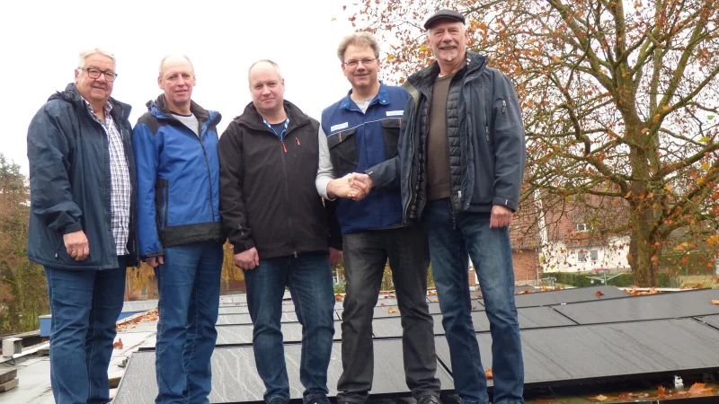 Der Trägerverein des Freibads Belle bedankt sich bei Firma Schäfer und Elektrikern für die Solardach-Installation: (von links) Bernd Hoppe (Trägerverein Freibad), Rolf Rachny (Elektriker), Jens Richter (Elektriker), Thorsten Schäfer (Firmeninhaber Schäfer Installationen) und Paul-Hermann Linnemüller (Trägerverein Freibad). - © Peter Radszuweit
