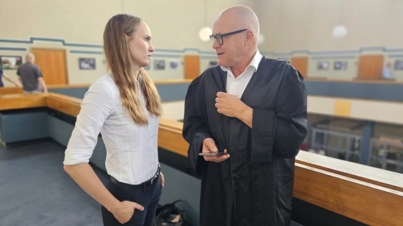 Rechtsanwältin Laura Kipshagen und ihr Kanzlei-Chef Hans Peter Gunkel vertreten nun die angeklagte Kanzlei-Mitarbeiterin. Auch Pflichtverteidiger Bahattin Koyun ist an Prozesstag 17 wieder anwesend, allerdings nicht auf dem Foto zu sehen. - © Janet König