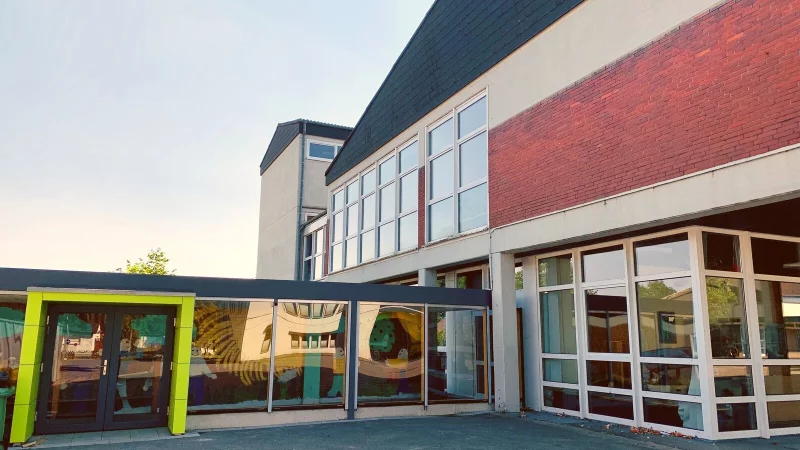 Das Gebäude der Grundschule In der Senne ist sanierungsbedürftig. Der Aus- und Umbau ist aber beschlossen. - © Gemeinde Augustdorf