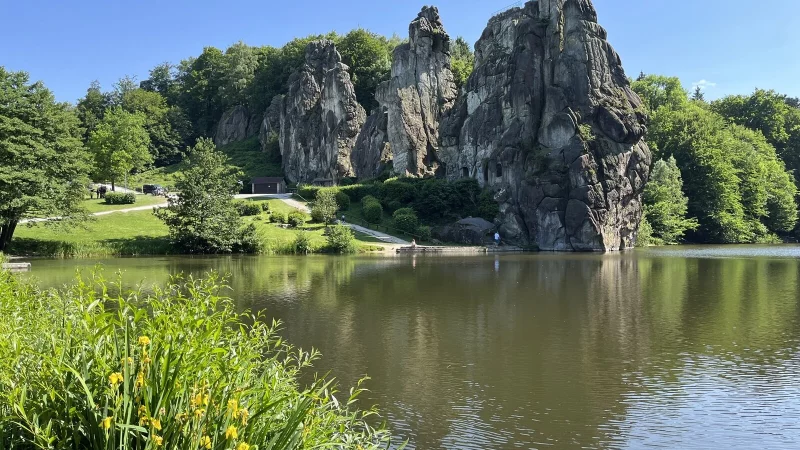 Die Externsteine sind immer einen Besuch wert. Jetzt stehen sie zur Wahl als Naturwunder Deutschlands. - &copy; Jana Beckmann