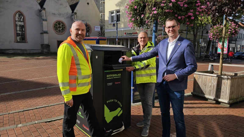 Die Stadt Lage testet f&uuml;r drei Monate eine neue M&uuml;llbox. Ein Vorteil: Sie meldet in der App, wenn sie geleert werden muss. Wolfgang Wehmeier (von links), Uwe Friedrichsmeier und B&uuml;rgermeister Matthias Kalkreuter sehen Vorteile in diesem System. - &copy; Astrid Sewing