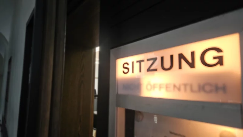 Ein 32-Jähriger steht vor dem Schöffengericht, weil er einem Renter auf dem Parkplatz der Vita Sol Therme in Bad Salzuflen sein Auto geklaut haben soll. Es ist nicht der erste Fall dieser Art, der ihm vorgeworfen wird. - © Janet König