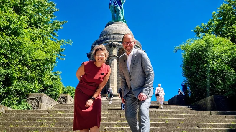 LZ-Redakteurin Yvonne Glandien und Landesverbandsvorsteher J&ouml;rg D&uuml;ning-Gast gratulieren dem Hermannsdenkmal zum Geburtstag. Am Samstag wird der "Gr&uuml;ne Recke" 150 Jahre alt. - &copy; Kirsten Fuhrmann