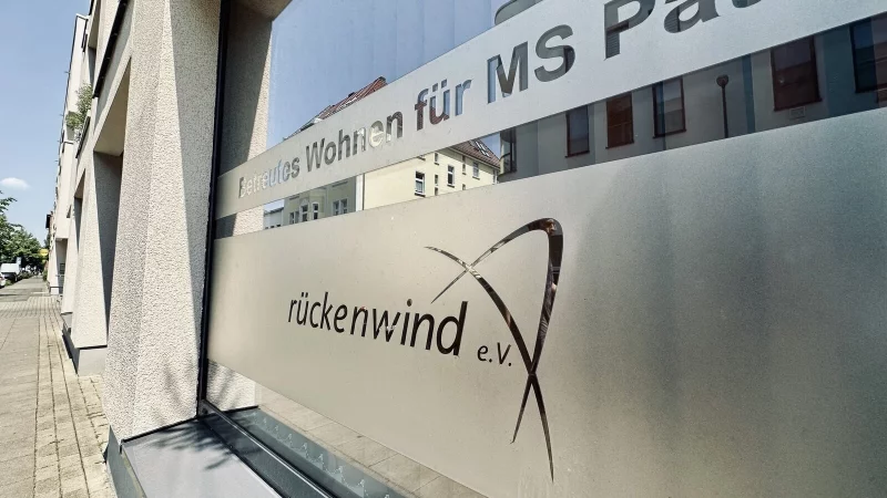 Das B&uuml;rofenster mit dem Schriftzug des insolventen Pflegevereins R&uuml;ckenwind e.V. (Archivbild). - &copy; Stefan Becker