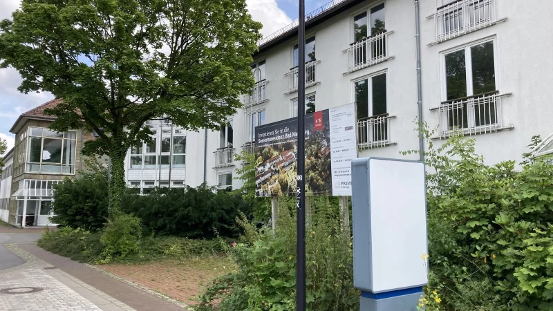 In der Bad Meinberger Brunnenstra&szlig;e f&uuml;hlen sich Sch&uuml;ler unsicher, weil Autos auch &uuml;ber den Fu&szlig;g&auml;ngerbereich fahren. - &copy; Archivfoto: Cordula Gr&ouml;ne