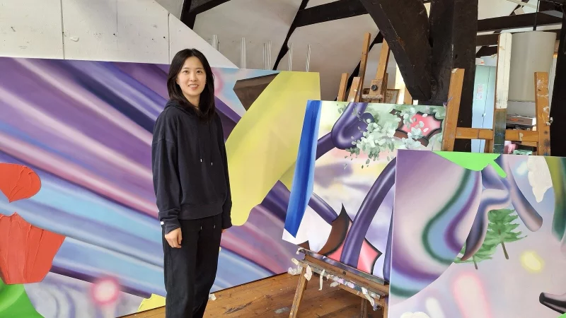 Stipendiatin Eunjeong Kim l&auml;dt in ihr Atelier. - &copy; Lippische Landesagentur