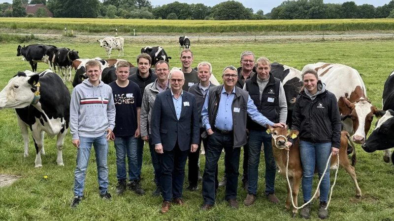 Timo Barrenpohl (v.l.), Mikka Wißmann, Lukas Koch, Andreas Westermeyer, Hubertus Beringmeier, Patrick Nölker, Hermann Dedert, Antonius Tillmann, Jost-Heinrich Grothaus, Martin Nölker und Carina Nölker glauben an die Zukunft ihres Berufs. - © Carolin Nieder-Entgelmeier