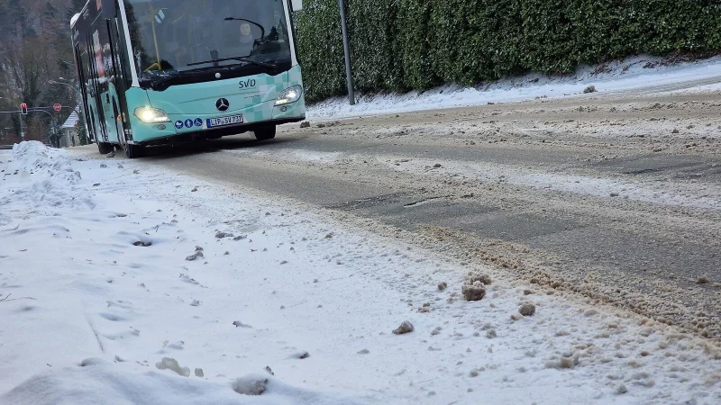 Auf einigen Buslinien k&ouml;nnen an Donnerstagmorgen wegen Stra&szlig;engl&auml;tte nicht alle Haltestellen bedient werden. - &copy; Daniela Cremer