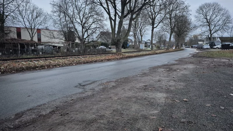 Der Mühlenbrinkweg hat keinen Bürgersteig, der Seitenstreifen ist bei Regen kaum noch begehbar. Die Anwohner möchten sich, dass sich das ändert. - © Lorraine Brinkmann