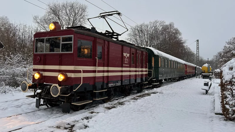 Die elektrische Extertalbahn im winterlichen Bahnhof Alverdissen. - © Golo Ahlert