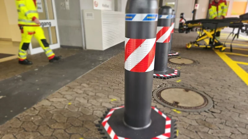 F&uuml;nf Anti-Terror-Sperren sichern seit Kurzem die Notaufnahme am Klinikum Lippe in Detmold. - &copy; Janet K&ouml;nig