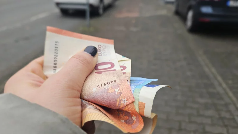 Ein neues Gesetz k&ouml;nnte es wohnunglosen Menschen ohne Konto noch schwerer machen, an Sozialleistungen zu kommen. Im Kreis Lippe scheint die H&uuml;rde noch gering zu sein, das hiesige Jobcenter arbeitet autark. - &copy; Janet K&ouml;nig