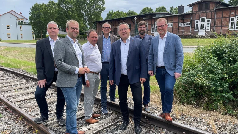 Setzen sich für einen Test-Regelbetrieb des Monocabs in Nordlippe ein (von links): Extertals Kämmerer Hubertus Fricke, Barntrups Bürgermeister Borris Ortmeier, VBE-Geschäftsführer Sven Oehlmann, Lemgos Bürgermeister Markus Baier, Landrat Dr. Axel Lehmann, KVG-Geschäftsführer Achim Oberwöhrmeier und Dörentrups Bürgermeister Friso Veldink. - © Gemeinde Dörentrup