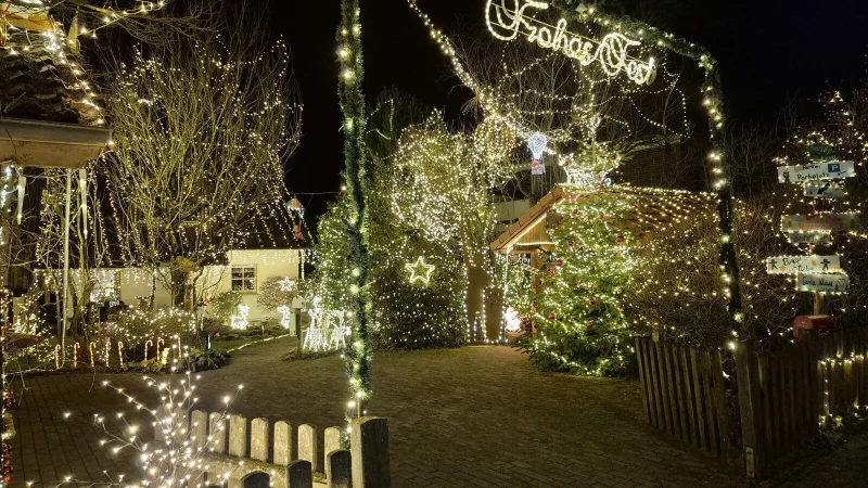 Rund 80.000 Lichter bringen das Haus von Klaus D&uuml;wel zum Leuchten. - &copy; Lorraine Brinkmann