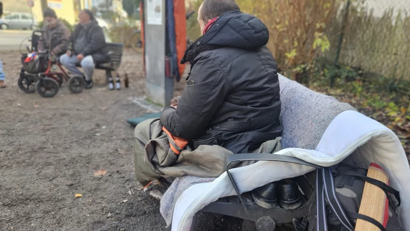 Jede Nacht wird der 34-jährige Wohnungslose vom Hasselter Platz vertrieben. Er kommt immer wieder. - © Janet König