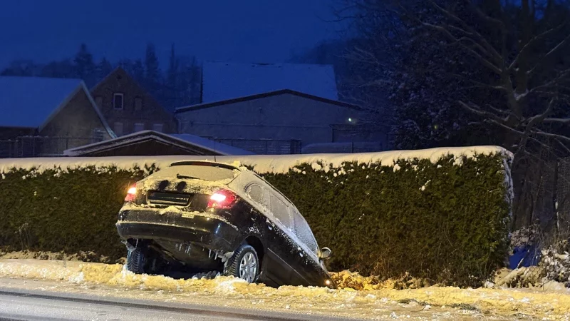 In Bentrup-Lo&szlig;buch war die Stra&szlig;e so glatt, dass der Fahrer eines Skodas im Graben gelandet ist. - &copy; Jan Schillmann