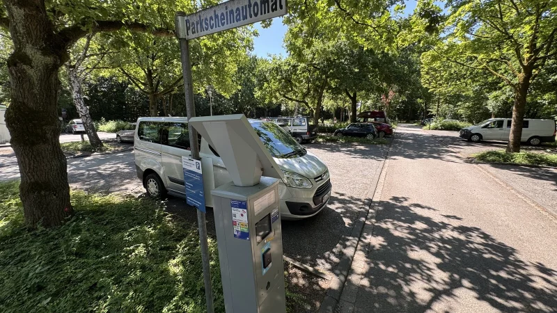 Der stark begrünte Parkplatz an der Sophienstraße könnte durch ein Parkhaus überbaut werden, um mehr Stellflächen im Kurzentrum zu schaffen. - © Sven Kienscherf
