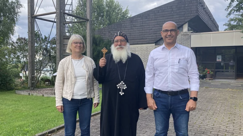 Pfarrerin Petra Stork, Bischof Anba Damian (Mitte) und Ashras Elbeblawy freuen sich, dass die Holzhauser Kirche weiter genutzt wird. - &copy; Cordula Gr&ouml;ne