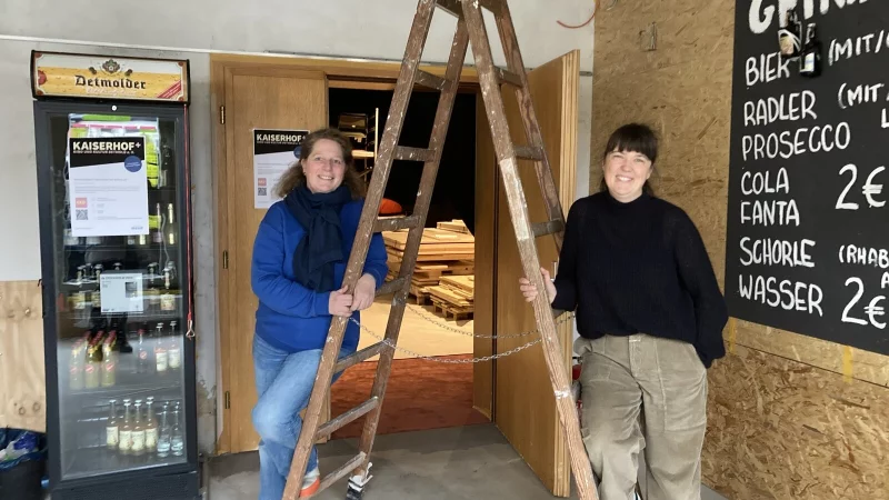 Kerstin Böttcher (links) und Henriette Sauerwald engagieren sich fürs Kino Kaiserhof+. Der Eingangsbereich wird neu gestaltet. - © Cordula Gröne