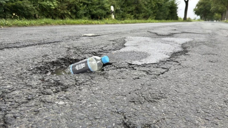 Eine in Teilen abenteuerliche Piste ist die Lemgoer Stra&szlig;e (L 712) stadtausw&auml;rts. In H&ouml;he des Sportplatzes Grastrup-Retzen kann man stellenweise fast eine 0,5 Liter Flasche in der aufgerissenen Stra&szlig;e versenken. Bei einigen Einheimischen wird die Stra&szlig;e deshalb auch Sto&szlig;d&auml;mpferteststreckegenannt. Ein offenes Getr&auml;nk sollte man besser nicht in der Hand halten, wenn man hier lang f&auml;hrt, sagt ein Anwohner gegen&uuml;ber unserer Redaktion. Der Zustand der Stra&szlig;e, die im Verantwortungsbereich des Landesbetriebs Stra&szlig;en.NRW liegt, war bereits mehrfach Thema im Ortsausschuss Ehrsen-Breden. 2019 hie&szlig; es aus dem Ortsausschuss, fr&uuml;hstens 2022 werde die Stra&szlig;e wohl ausgebessert. Geschehen ist bisher allerdings nichts. Eine aktuelle Anfrage unserer Redaktion, wie es dort nun weitergeht, lie&szlig; Stra&szlig;en.NRW zun&auml;chst unbeantwortet. - &copy; Archivfoto: Sven Kienscherf
